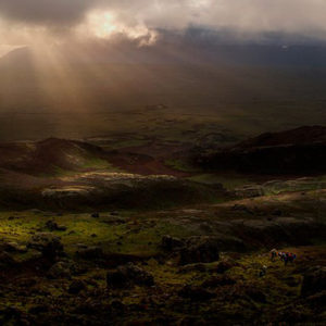 Sólin brýst í gegnum þokuna og varpar geislum sínum á göngufólkið í dalnum.